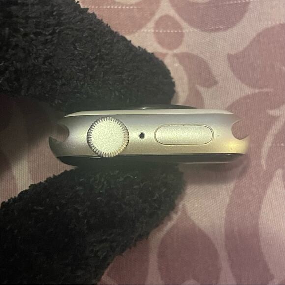 Apple Watch SE 40MM GPS LOCKED - Picture 3 of 8